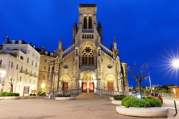 Vue nocturne de l'église Saint Eugénie à Biarritz France