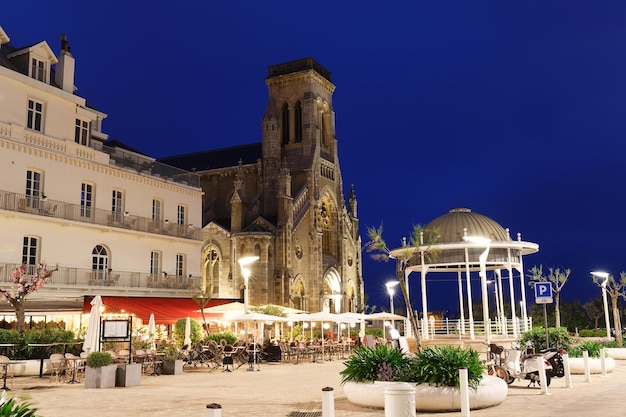 Vue nocturne de l'église Saint Eugénie à Biarritz France