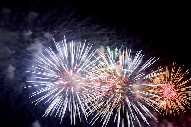 Vue nocturne des feux d'artifice sous un angle bas