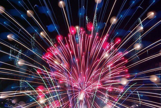 Vue nocturne des feux d'artifice sous un angle bas