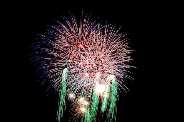 Vue nocturne des feux d'artifice sous un angle bas