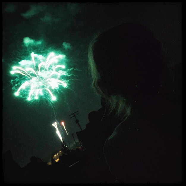 Photo vue nocturne des feux d'artifice sous un angle bas