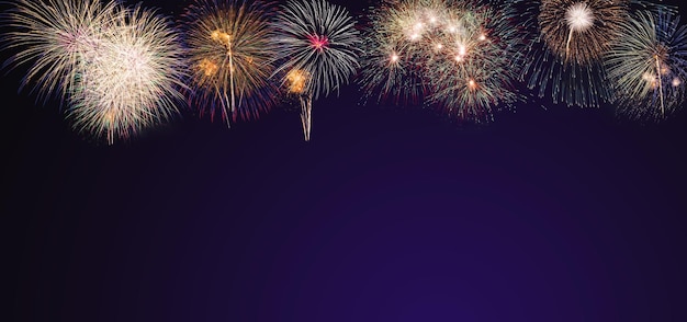 Vue nocturne des feux d'artifice sous un angle bas