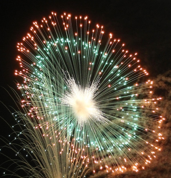 Photo vue nocturne des feux d'artifice sous un angle bas