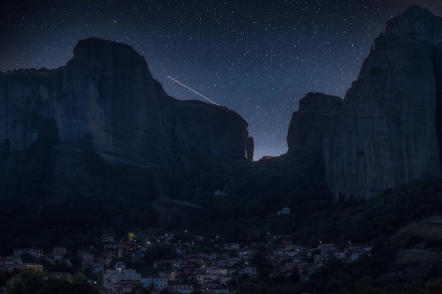 Vue nocturne des formations rocheuses à faible angle