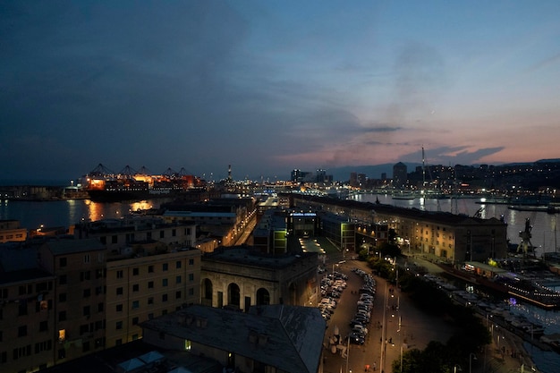 Vue nocturne de Gênes depuis la roue panoramique