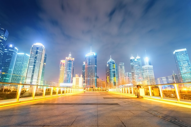 Vue nocturne de l'horizon du centre financier de shanghai avec pont touristique piétonnier