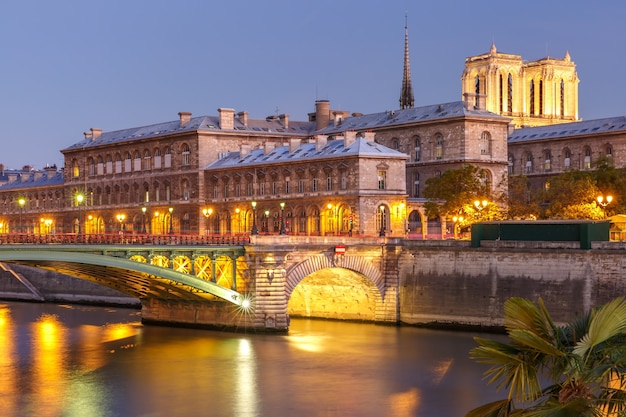 Vue nocturne de l'Ile de la Cité et du Pont Notre-Dame à Paris, France