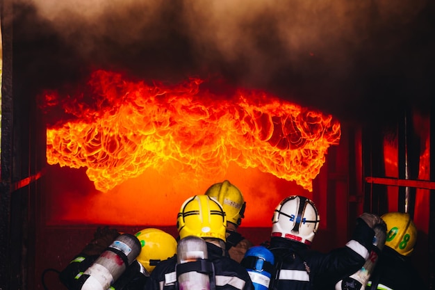 Photo vue nocturne de l'incendie sous un angle bas