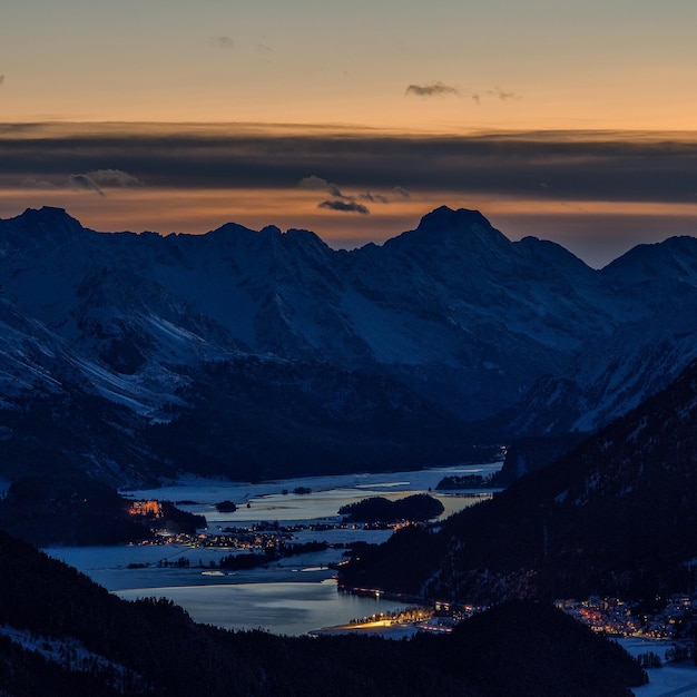 Vue nocturne sur les lacs de la vallée de l'Engadine