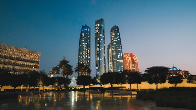 Une vue nocturne de la ligne d'horizon de Riyad