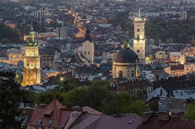 Vue nocturne de Lviv