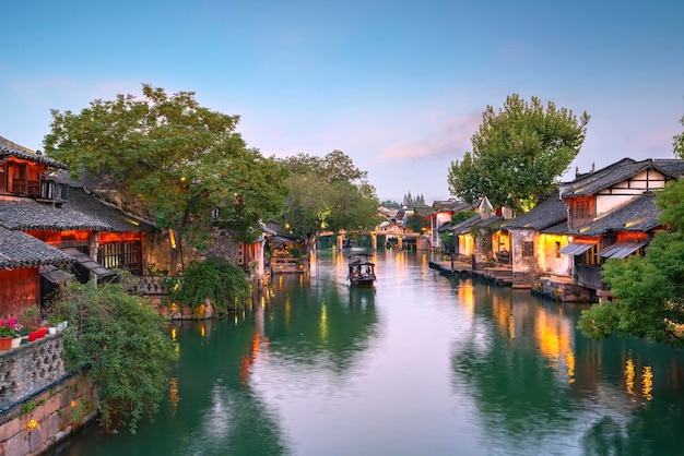 Vue nocturne des maisons anciennes de Wuzhen en Chine