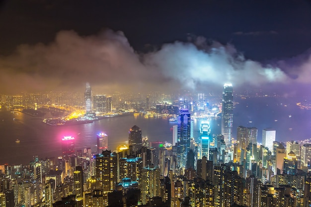 Vue nocturne panoramique du quartier des affaires de Hong Kong