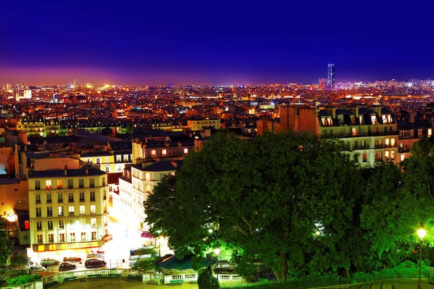 Vue nocturne de Paris depuis la butte Montmartre.Paris. La France