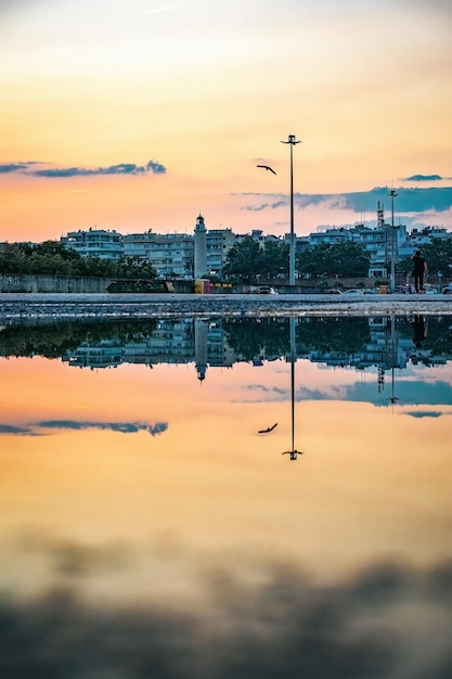 Vue nocturne et reflet de la capitale du port maritime d'Alexandroupolis, ville d'Evros