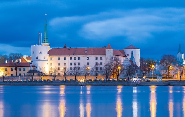 Vue nocturne de Riga cityline sur la rivière Daugava avec la vieille ville