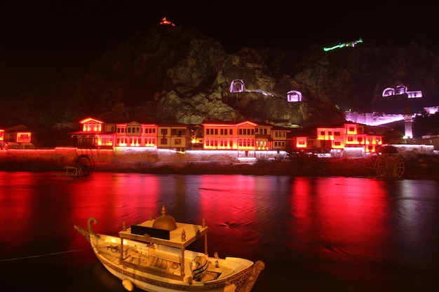 Vue nocturne de la ville d'Amasya Turquie