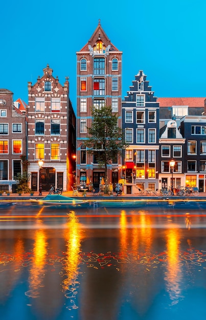 Photo vue nocturne sur la ville d'amsterdam canal herengracht