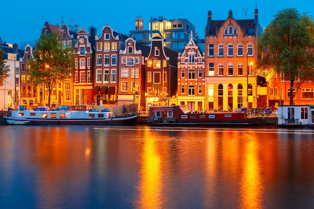 Vue nocturne sur la ville d'Amsterdam canal, maisons et bateaux typiquement hollandais, Hollande, Pays-Bas.