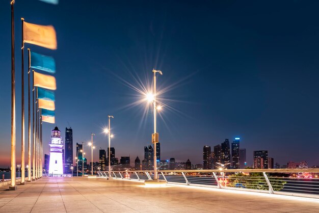 Vue nocturne de la ville côtière de Qingdao