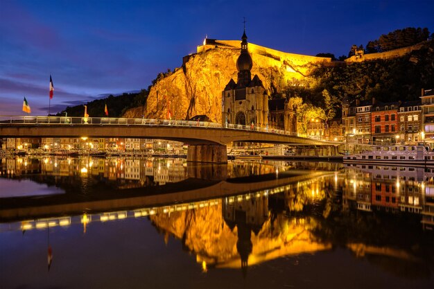 Photo vue nocturne de la ville de dinant en belgique