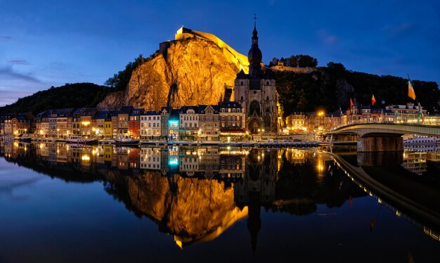 Vue nocturne de la ville de Dinant en Belgique