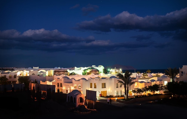 Vue nocturne de la ville égyptienne de Sharm El Sheikh