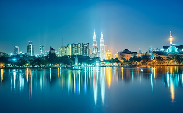 Vue nocturne de la ville de Kuala Lumpur avec un superbe reflet dans l'eau