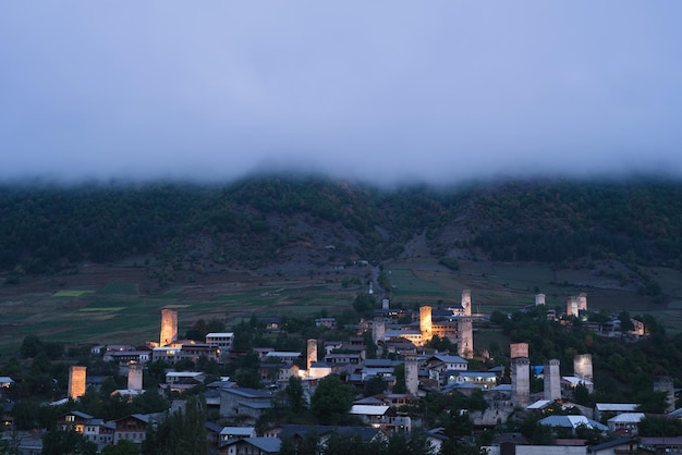 Vue nocturne de la ville de Mestia depuis les tours médiévales Géorgie