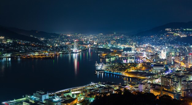 Photo vue nocturne de la ville de nagasaki au japon