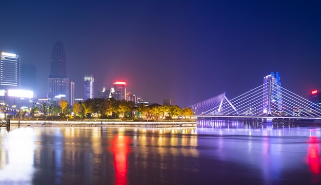 Vue nocturne de la ville de Ningbo