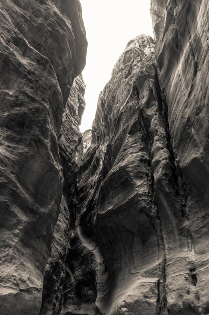 Vue en noir et blanc des rochers et des montagnes à Petra en Jordanie