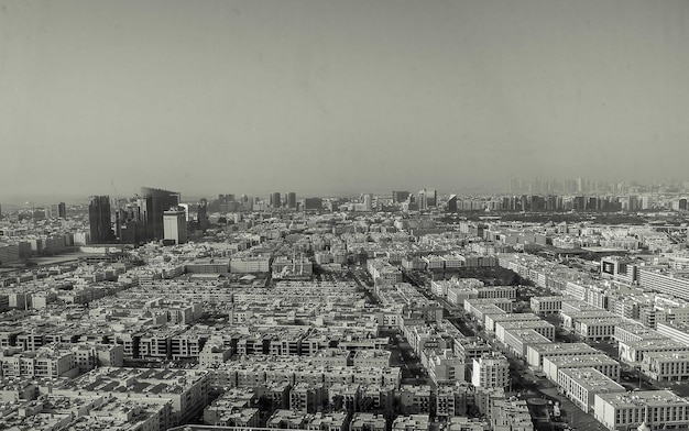 Vue noire et blanche de l'horizon de Dubaï avec des tours et des gratte-ciel