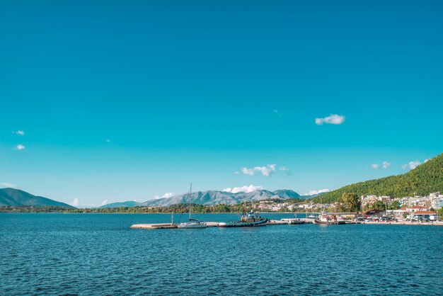 Vue de nombreux yachts blancs en mer ionique près de l'île de Corfou