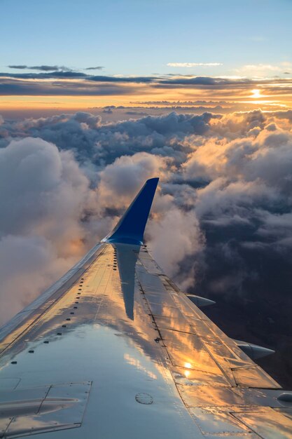 Vue des nuages et de l'aile d'avion de l'intérieur