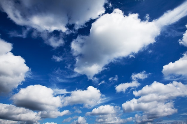 Vue des nuages bleus dans le ciel