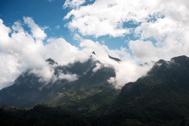 La vue des nuages a couvert la montagne de Doi Luang Chiang Dao à Chiang Mai