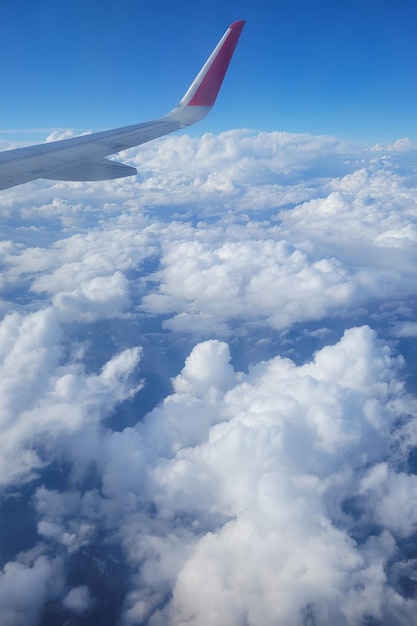 vue sur les nuages depuis la fenêtre d'un avion