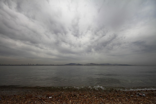 vue sur les nuages de la mer d'Istanbul et la ville