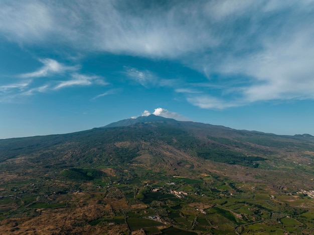 Vue des nuages sur le mont etna et paysage spectaculaire aux beaux jours