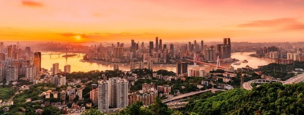 Vue de nuit de l'architecture de Chongqing et de la skyline urbaine