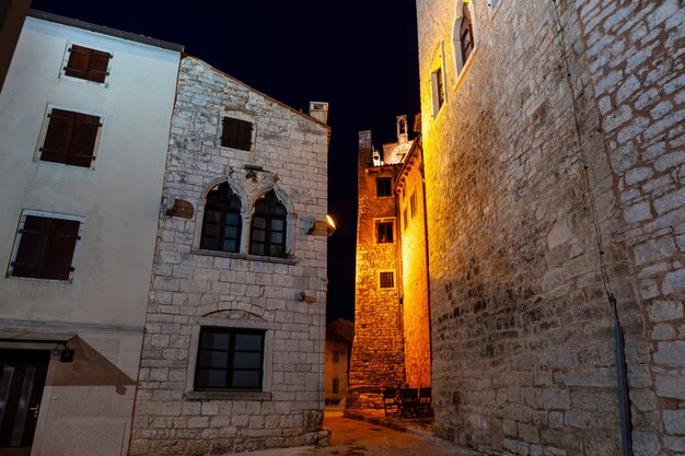 Vue de nuit de l'architecture pittoresque à Bale, Valle, Istrie. Croatie