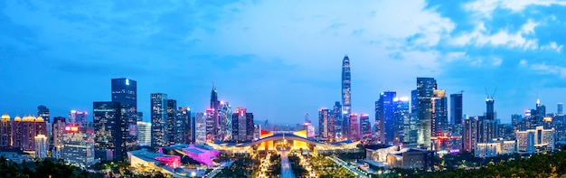 Vue de nuit de l&#39;architecture urbaine à Shenzhen