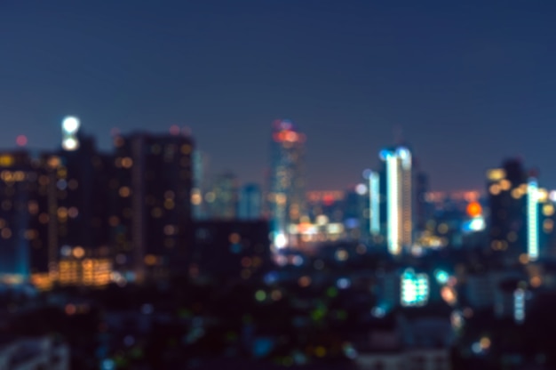 Vue de nuit de Bangkok avec gratte-ciel dans le quartier des affaires à Bangkok en Thaïlande