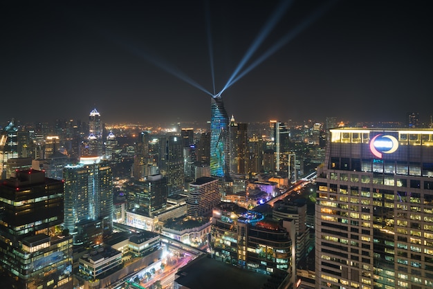 Vue de nuit à Bangkok en Thaïlande. Spectacle de lumière au Magnolias Ratchaprasong à Bangkok, Thaïlande