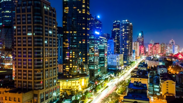 Vue de nuit sur les bâtiments de la ville moderne à Qingdao, Chine