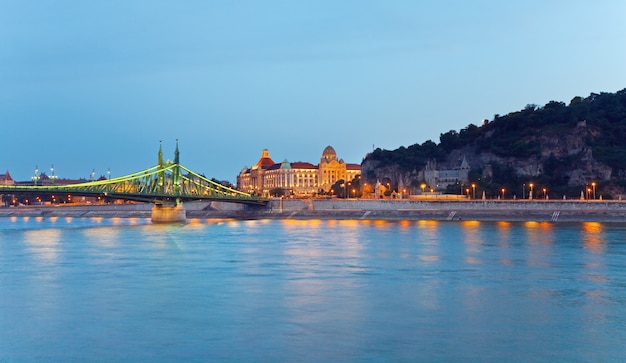 Vue de nuit de Budapest. Exposition longue. Monuments hongrois, Freedom Bridge et Gellert Hotel Palace.