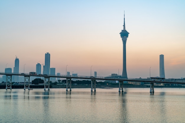 La vue de nuit de la convention de tour de Macao et du pont de Sai Van, Chine