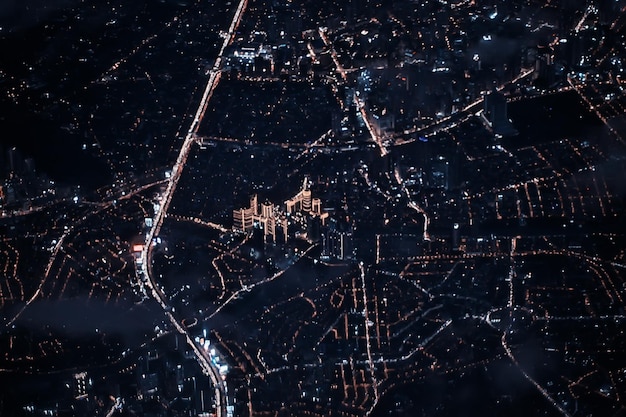 vue de nuit depuis l'avion, nuit dans les lumières de la ville vue d'en haut, voyage en avion